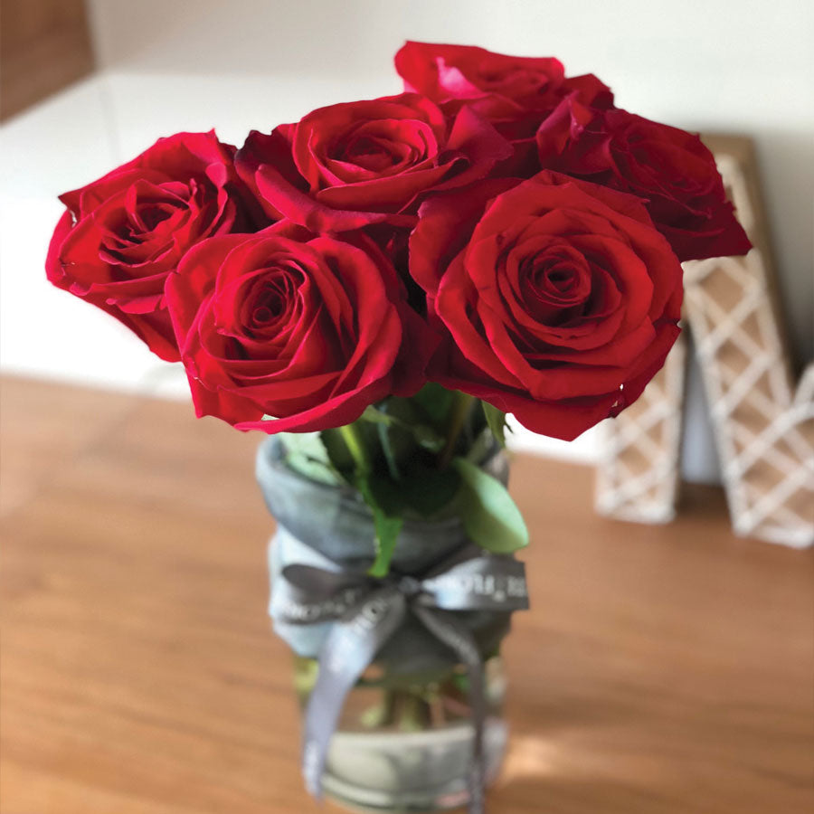 6 Rosas Rojas en Florero